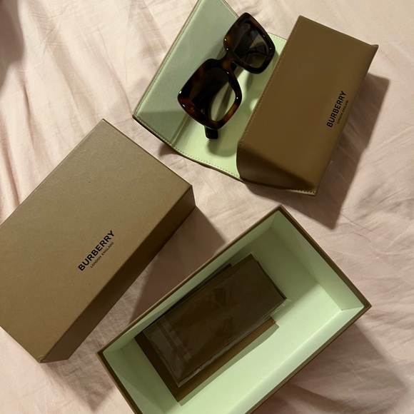 Burberry Square Sunglasses - Picture 5 of 5